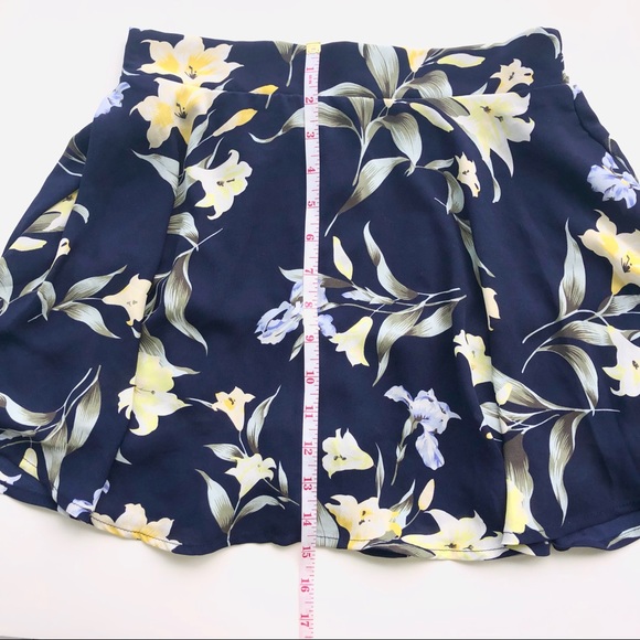 Flowy Floral Mini Skirt with built-in shorts - Picture 7 of 8